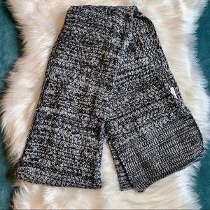 Victoria’s Secret Women’s Gray Scarf